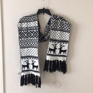 Old navy black and white reindeer scarf NWT